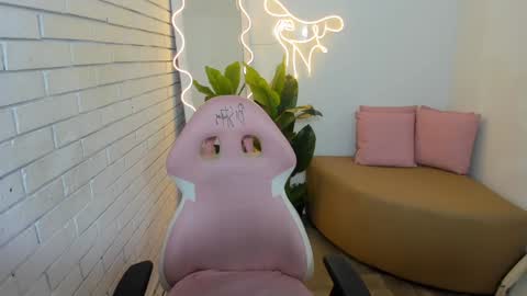 Snapshot of chiara_tay chatting on February 9, 3:00 am Chiara online show from February 9, 3:00 am