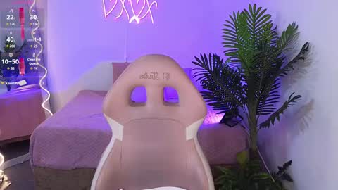 Snapshot of chiara_tay chatting on February 18, 7:10 am Chiara online show from February 18, 7:10 am