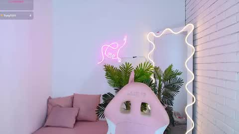 Snapshot of chiara_tay chatting on March 8, 6:54 am Chiara online show from March 8, 6:54 am