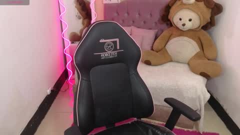 Snapshot of chiara_tay chatting on November 7, 3:17 am Chiara online show from November 7, 3:17 am