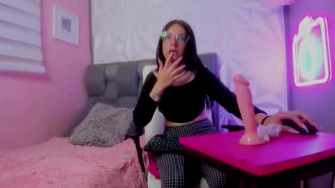 Snapshot of chiaraa_fiore chatting on February 10, 10:51 pm Chiara online show from February 10, 10:51 pm