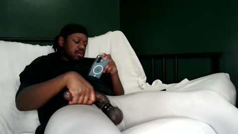 Que online show from February 6, 5:45 am