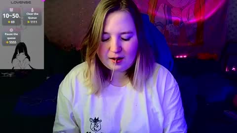 Snapshot of chimberwol chatting on December 19, 8:23 am Chim-Chim online show from December 19, 8:23 am