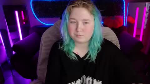 Snapshot of chimberwol chatting on November 28, 9:34 am Chim-Chim online show from November 28, 9:34 am