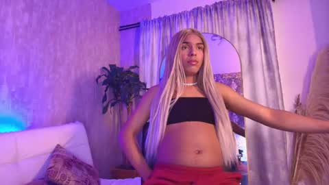 Snapshot of chloe_bronze chatting on June 10, 7:13 pm Chloe online show from June 10, 7:13 pm