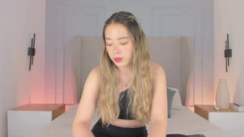 Snapshot of chloe_dee_ chatting on June 8, 11:54 am Chloe online show from June 8, 11:54 am