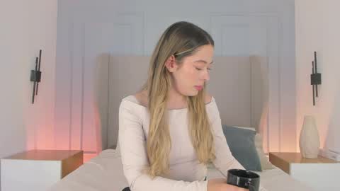 Snapshot of chloe_dee_ chatting on June 9, 7:03 pm Chloe online show from June 9, 7:03 pm