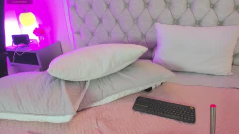 CLHOE  online show from January 6, 7:39 pm