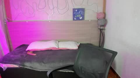 Snapshot of chloe_stark_ chatting on May 27, 12:13 pm chloe_stark_ online show from May 27, 12:13 pm