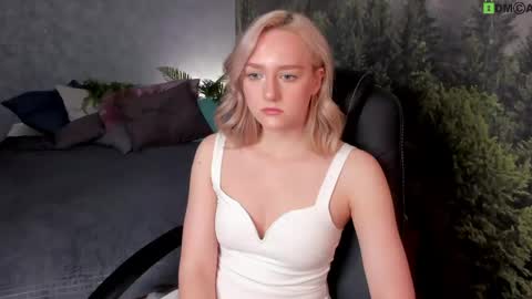 Snapshot of chloedeccker chatting on May 13, 2:20 am Chloe Deccker online show from May 13, 2:20 am