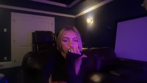 Snapshot of chloeros3e chatting on September 29, 5:18 pm chloeros3e online show from September 29, 5:18 pm