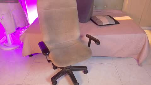 Snapshot of chloerossee chatting on October 5, 1:15 am Chloe rosse online show from October 5, 1:15 am