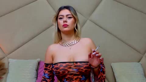 Chloe Vee online show from December 22, 5:48 am