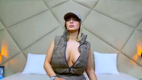 Chloe Vee online show from April 27, 4:54 am