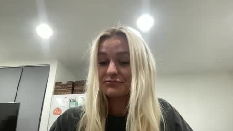 Chloe Babe online show from January 7, 7:00 am