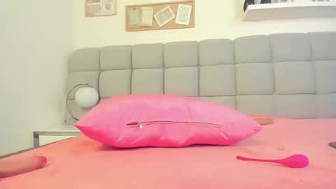 chlooe_zoe online show from September 13, 8:30 pm