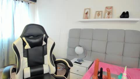 Snapshot of chlooe_zoe chatting on March 25, 7:53 pm chlooe_zoe online show from March 25, 7:53 pm