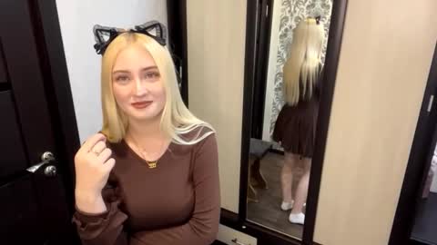 Snapshot of christeneweslow chatting on October 15, 4:29 pm Aurora online show from October 15, 4:29 pm