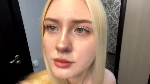Snapshot of christeneweslow chatting on October 23, 4:17 pm Aurora online show from October 23, 4:17 pm