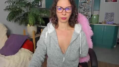 Snapshot of christina_hot chatting on May 28, 8:39 pm Chris online show from May 28, 8:39 pm