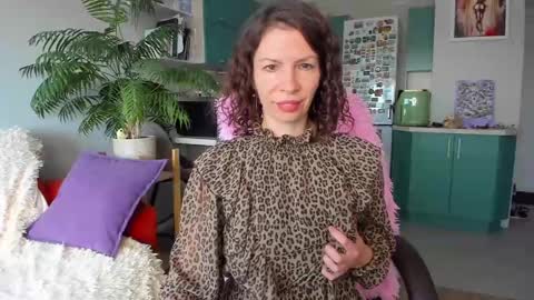 Snapshot of christina_hot chatting on June 1, 11:01 am Chris online show from June 1, 11:01 am