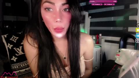 Snapshot of christinee_star chatting on November 13, 12:53 am christine online show from November 13, 12:53 am