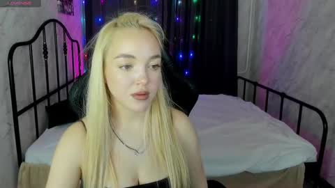 Snapshot of christy_little chatting on February 27, 8:17 am hristy3 online show from February 27, 8:17 am