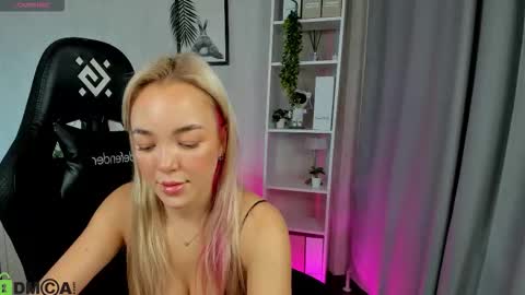 Snapshot of christy_little chatting on November 17, 12:49 am hristy3 online show from November 17, 12:49 am