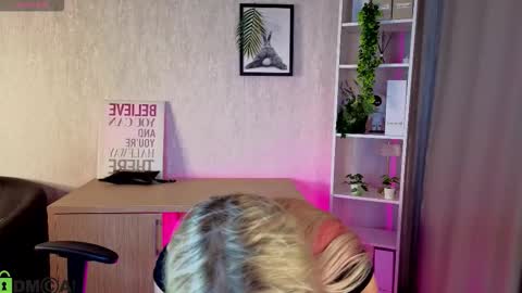 Snapshot of christy_little chatting on December 4, 1:04 am hristy3 online show from December 4, 1:04 am