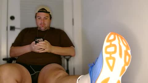 ChubbyGayManBigFeet online show from May 24, 7:57 am