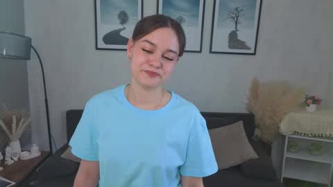 Snapshot of ciaragately chatting on April 2, 11:52 am My name is Mia hello everyone online show from April 2, 11:52 am