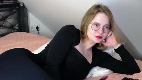 Snapshot of cindywood chatting on December 11, 6:04 am Cindy online show from December 11, 6:04 am