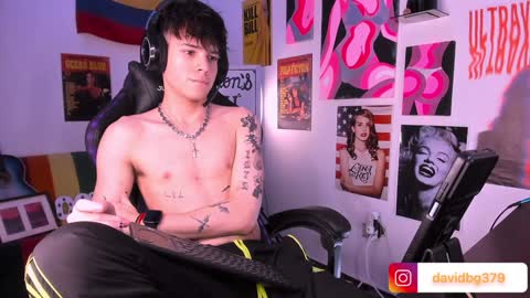 David     Independent Model online show from February 7, 5:10 am