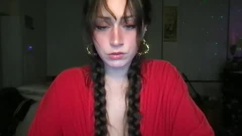 Snapshot of cinnamonpeaches chatting on October 21, 11:49 pm Carmen online show from October 21, 11:49 pm