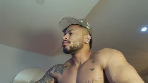 Snapshot of clark_strong chatting on December 14, 11:15 am clark_strong online show from December 14, 11:15 am