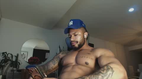 Snapshot of clark_strong chatting on May 13, 11:00 pm clark_strong online show from May 13, 11:00 pm