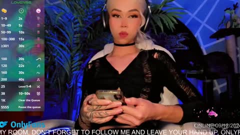 Snapshot of claudia_cooper chatting on December 10, 1:43 am online show from December 10, 1:43 am