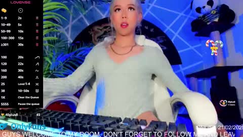 Snapshot of claudia_cooper chatting on February 22, 2:28 am online show from February 22, 2:28 am