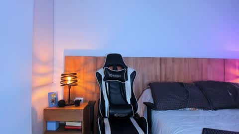 claytonburgues online show from April 8, 1:16 am