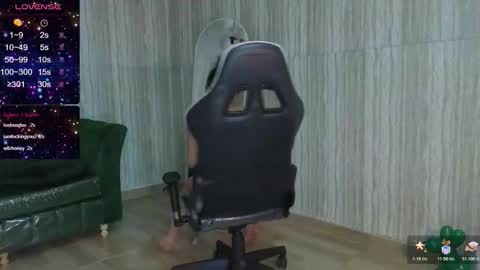 Snapshot of clementine_t chatting on November 15, 12:52 am Clementine online show from November 15, 12:52 am