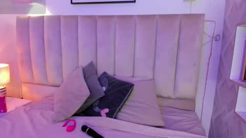 clhoe_johnson_ online show from October 27, 11:58 am