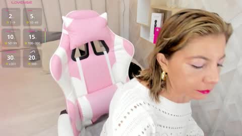 Snapshot of clhoe_johnson_ chatting on December 17, 12:22 pm clhoe_johnson_ online show from December 17, 12:22 pm