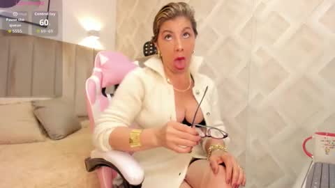 clhoe_johnson_ online show from January 13, 1:49 pm