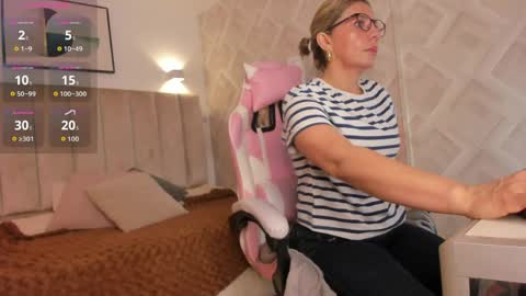 clhoe_johnson_ online show from April 4, 12:24 pm