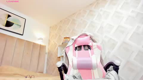 clhoe_johnson_ online show from July 1, 9:00 am