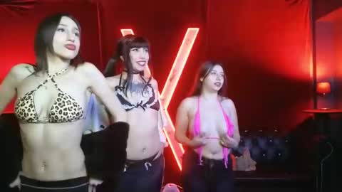 Snapshot of climax_girls chatting on May 27, 5:37 am climax_girls online show from May 27, 5:37 am