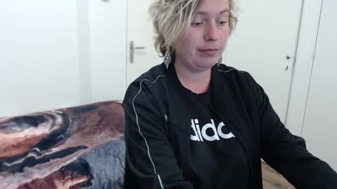 Syl  online show from November 19, 3:12 pm