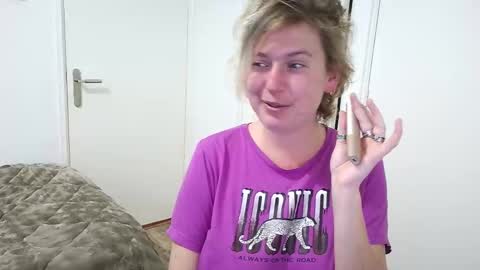 Syl  online show from December 17, 8:09 am