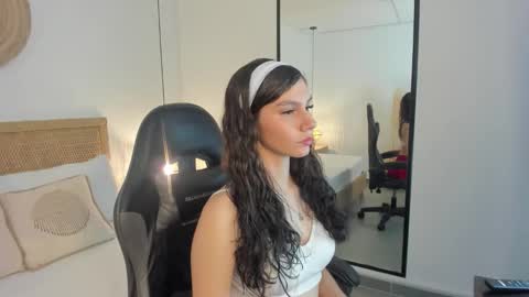 cloee20_ online show from December 17, 2:28 am