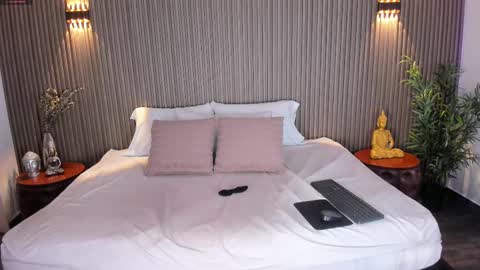 Cloe Harp  online show from October 9, 11:30 am